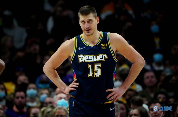 她凭借高度 她凭借高度